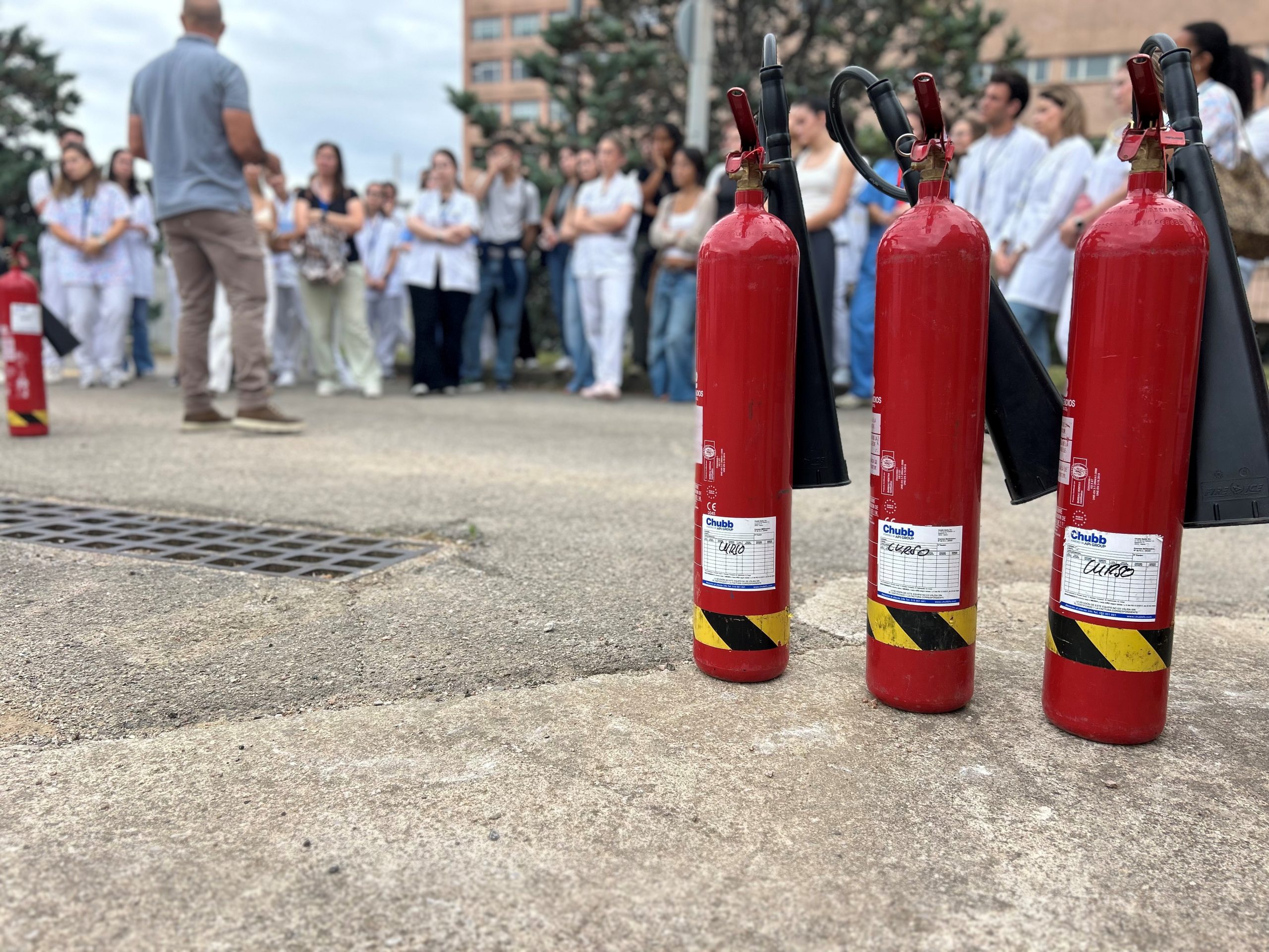 Formación práctica de EMERFOC con extintores y un equipo de participantes