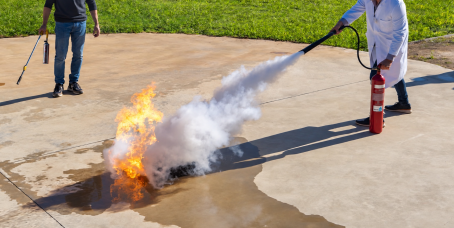Práctica de extinción de un fuego real con un extintor